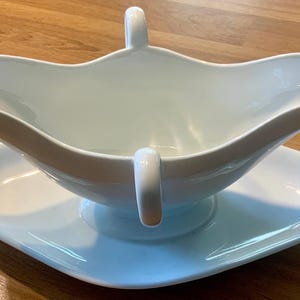 Une casserole de sauce blanche vintage
