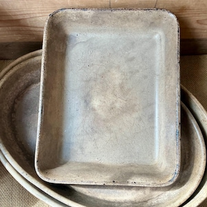 Un piatto da torta rettangolare medio vintage francese Emile Henry (La Bourguignonne).