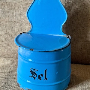 Een vintage Franse emaille zoutpot