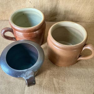 Un juego de tres macetas de barro francesas antiguas.