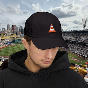 Gorra estilo "dad hat" con bordado de cono de tráfico / Gorra minimalista con cono de seguridad imagen 1