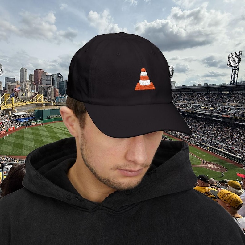 Gorra estilo "dad hat" con bordado de cono de tráfico / Gorra minimalista con cono de seguridad imagen 1
