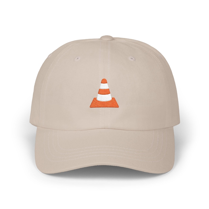 Gorra estilo "dad hat" con bordado de cono de tráfico / Gorra minimalista con cono de seguridad imagen 5