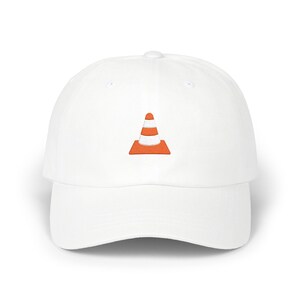 Gorra estilo "dad hat" con bordado de cono de tráfico / Gorra minimalista con cono de seguridad imagen 13