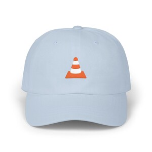 Gorra estilo "dad hat" con bordado de cono de tráfico / Gorra minimalista con cono de seguridad imagen 9