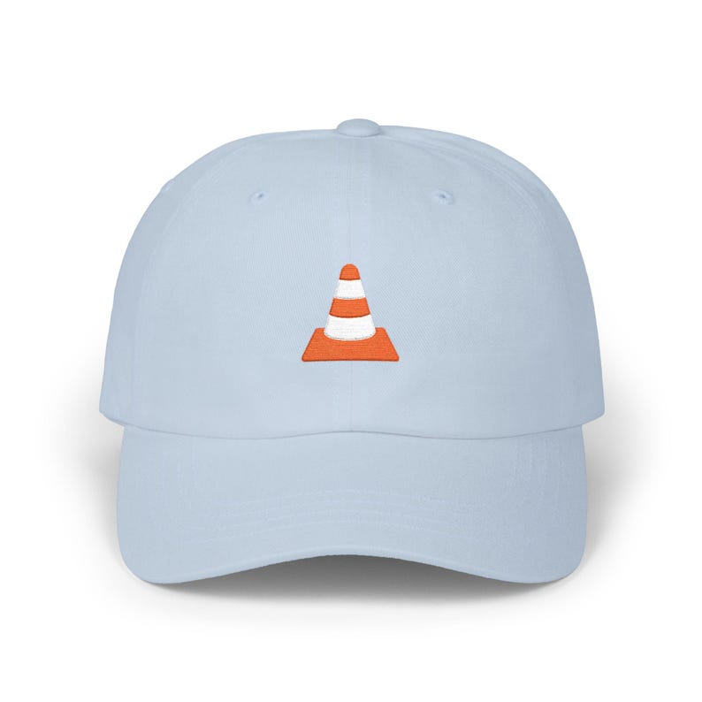 Gorra estilo "dad hat" con bordado de cono de tráfico / Gorra minimalista con cono de seguridad imagen 9
