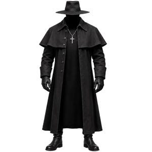 Può includere: Un cappotto lungo nero con mantella sovrapposta, un cappello a tesa larga e un ciondolo a croce argentato su una catenina. L'insieme include guanti in pelle nera e stivali neri. Il cappotto presenta un'abbottonatura frontale, colletto e maniche lunghe.