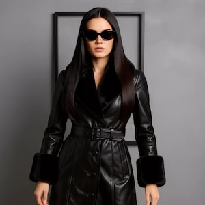 Gabardina negra de piel sintética para mujer con cuello y puños de piel / Abrigo largo de invierno con cinturón / Prenda exterior elegante y de lujo