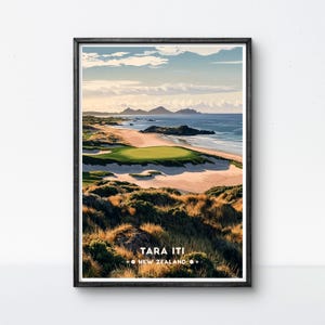 Poster da golf Tara Iti, stampa artistica sul golf neozelandese, decorazione da parete con dune costiere per casa o ufficio, regalo ideale per gli appassionati di golf e viaggi.