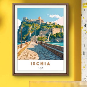 Poster Ischia: Charmante Italienische Inselszene, Historisches Schloss und Spaziergang, Perfekte Wandkunst