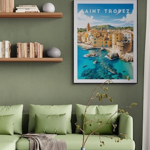 Póster de Saint Tropez: Impresionante costa mediterránea con casas en tonos pastel y aguas azules, ideal para la decoración del hogar.