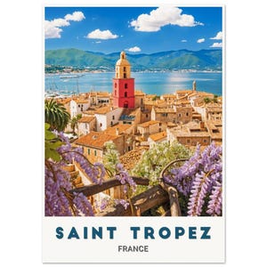 Póster de Saint Tropez: hermosa vista costera de la Riviera Francesa con su emblemático campanario y su encanto mediterráneo