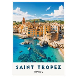 Póster de Saint Tropez: Impresionante costa mediterránea con casas en tonos pastel y aguas azules, ideal para la decoración del hogar.