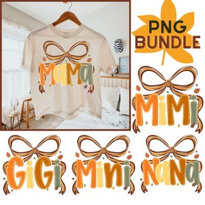 Può includere: Una maglietta beige con la scritta "Mama" in lettere arancioni e verdi, ornata da un fiocco marrone e foglie autunnali. L'immagine include anche grafiche del pacchetto PNG con le parole "Mimi", "Gigi", "Mini" e "Nana".