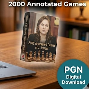 Peut inclure: Un ordinateur portable affiche une partie d'échecs avec des mouvements mis en évidence, à côté d'un livre intitulé "2000 Annotated Games of J. Polgar". La couverture du livre présente un portrait de femme et des pièces d'échecs. Le texte "PGN Digital Download" est également présent.