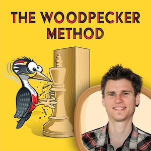 Peut inclure: Une couverture de livre jaune intitulée THE WOODPECKER METHOD montrant un pic-vert dessin animé picorant une pièce d'échecs roi en bois. Un portrait d'une personne souriante portant une chemise à carreaux est dans un cadre arrondi en bas à droite.