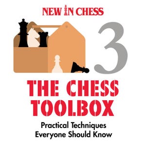 Peut inclure: Une couverture de livre intitulée NEW IN CHESS 3 THE CHESS TOOLBOX Practical Techniques Everyone Should Know. Le graphique présente une boîte à outils beige contenant des pièces d'échecs noires et blanches, avec un grand chiffre 3 gris.