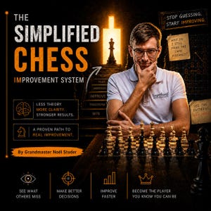 Peut inclure: Une couverture de livre intitulée The Simplified Chess Improvement System par le grand maître Noël Studer. On y voit une personne en polo blanc assise derrière un échiquier avec des pièces noires et blanches. Le texte inclut Less Theory, More Clarity.