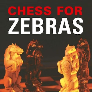 Peut inclure: Une couverture de livre intitulée CHESS FOR ZEBRAS en texte rouge et blanc gras. Sous le titre, quatre pièces d'échecs en forme de chevaux sont disposées sur un échiquier, avec deux pièces claires au premier plan et deux pièces sombres derrière.
