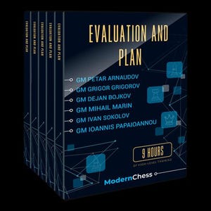 Puede incluir: Un juego de cajas azul oscuro titulado "Evaluation and Plan" con letras doradas. El juego incluye los nombres de los grandes maestros de ajedrez e indica "9 horas de entrenamiento de alto nivel". El logotipo de ModernChess está en la parte inferior.