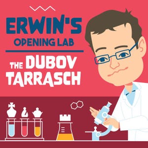 Puede incluir: Ilustración de dibujos animados de un científico con gafas y bata de laboratorio, sosteniendo un microscopio. El texto dice "Erwin's Opening Lab" y "The Dubov Tarrasch" en blanco y azul sobre un fondo rojo. También se muestra equipo de laboratorio.