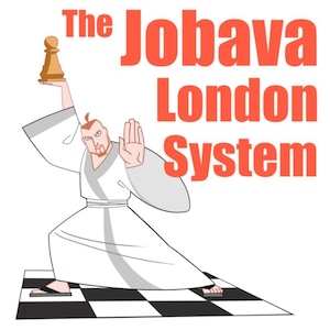 Op de afbeelding: Illustratie van een man in een witte jurk die een schaakstuk vasthoudt, met de tekst "The Jobava London System" in oranje. De man staat op een zwart-wit geblokt oppervlak, in een vechtsportpose.