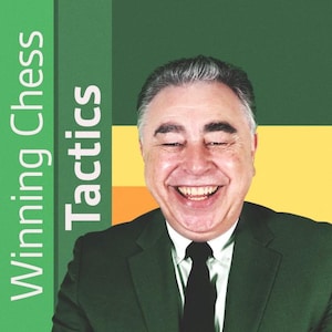 Peut inclure: Un homme souriant porte un costume vert foncé et une cravate noire. L'arrière-plan est vert et jaune. Les mots "Winning Chess Tactics" sont imprimés verticalement en blanc sur un fond vert.