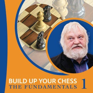 Może przedstawiać: Okładka książki z tytułem "BUILD UP YOUR CHESS THE FUNDAMENTALS 1". Obraz przedstawia szachownicę z figurami, mężczyznę z białą brodą oraz niebiesko-pomarańczowy design.