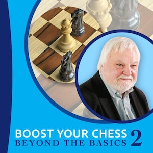 Peut inclure: Une couverture de livre intitulée BOOST YOUR CHESS 2 BEYOND THE BASICS présentant le portrait d'un homme âgé aux cheveux blancs et à la barbe, avec un encart circulaire montrant un échiquier en bois avec des pièces noires et blanches.