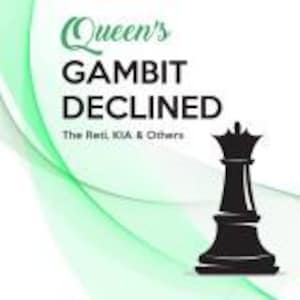Può includere: Design grafico con il testo "Queen's Gambit Declined" in verde e nero, e un pezzo di scacchi nero che rappresenta la regina. Lo sfondo presenta linee ondulate astratte verdi e bianche.
