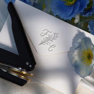 Bruiloft reliëfdruk gepersonaliseerd, servet reliëfdruk, monogram reliëf, romantische trouwbedankjes voor envelop en uitnodiging