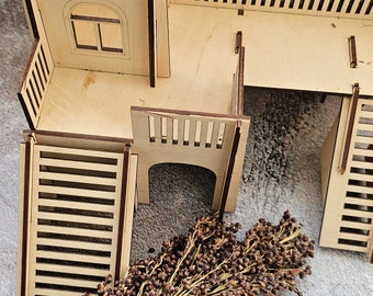 Könnte beinhalten: Ein hölzernes Spielzeughaus mit einer Leiter, einem Balkon und einer Tür. Das Haus ist aus hellbraunem Holz gefertigt und hat eine natürliche Holzoptik. Das Haus steht auf einer weißen Oberfläche mit einem Bündel getrocknetem braunem Hirse.