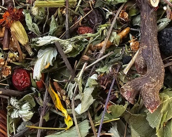 Könnte beinhalten: Ein Weidenkorb gefüllt mit einer Vielzahl getrockneter Kräuter, Blätter und Blüten. Der Korb ist gefüllt mit einer Mischung aus Grün-, Braun- und Gelbtönen.