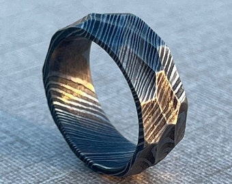 Obrączka ślubna męska ze stali damasceńskiej młotkowanej: „Tytan” – 8 mm