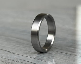 Minimalistische titaniumring | Industriële moderne ring | Geborstelde afwerking Trouwring | Heren grijze ring | Eenvoudige titaniumband | 5 jarig jubileum