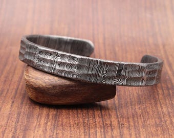 Handgesmeed damaststalen manchetarmband: sieraden in Vikingstijl