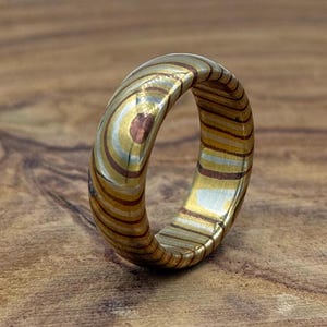 Handgemaakte koepelvormige Mokume Gane-ring: koper, messing en zilvernikkel