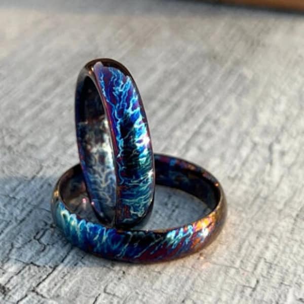 Alliance faite main en titane coloré, anodisée à chaud, 5 mm, bague d'anniversaire en titane à motif aléatoire unique pour lui, cadeau personnalisé.