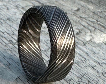 Einfacher Damast Ring mit tiefem Muster 8mm flach Ringband für Ihn. Ästhetische Band Ring Schmuck langlebig Ring handgemachte Damast Ring.