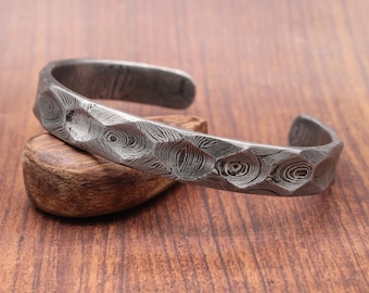 Handgesmede armband van damaststaal: diamantgeslepen Viking manchetarmband