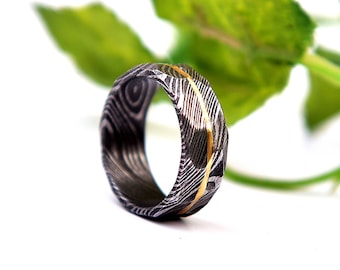 Ring aus gehämmertem Damaskusstahl mit Felsfinish und Messingfutter, Verlobungsring, gehämmerter Ring aus Damaskusstahl, Hochzeitsgeschenk für Sie/Ihn.