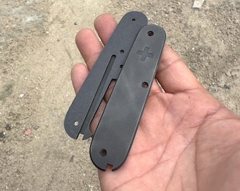 Guancette in titanio per coltellino svizzero (SAK) da 91 mm con perno personalizzato, fessura per stuzzicadenti e pinzette.