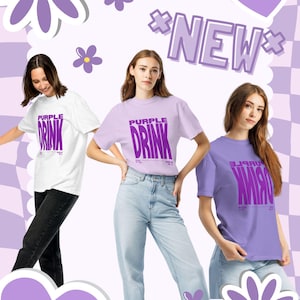 Puede incluir: Tres mujeres con camisetas con la frase "PURPLE DRINK" en morado. Las camisetas son blancas, lila claro y moradas. El fondo tiene un patrón de tablero de ajedrez y detalles florales.