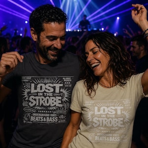 Maglietta Lost In The Strobe, maglietta grafica Rave Flyer, abbigliamento streetwear da club, abbigliamento da festival, regalo rave oversize