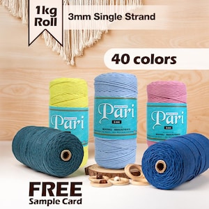 Può includere: Immagine di diversi rocchetti di cordoncino per macramè da 3 mm in vari colori, tra cui giallo, blu e rosa. L'etichetta recita "Pari" e "40 colori". L'immagine include anche il testo "CAMPIONE GRATUITO" e "1kg Roll".