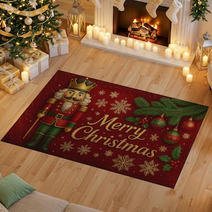 Puede incluir: Una alfombra navideña roja con un soldado cascanueces, una corona dorada y el texto "Merry Christmas" en dorado. La alfombra también presenta copos de nieve, ramas de pino verdes y adornos rojos y verdes. La alfombra está en un salón decorado.