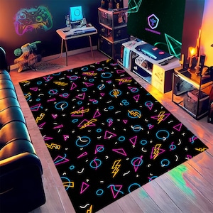 Puede incluir: Una alfombra negra y blanca con formas geométricas y rayos en color rosa, azul y amarillo neón. La alfombra tiene un ambiente retro de los años 80.