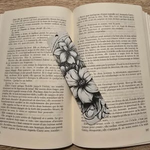 Floral Bookmark – Black and White Botanical Art – Elegant Reading Gift – Nature Bookmark for Book Lovers