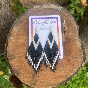 Pendientes de flecos con cuentas - Blanco y negro