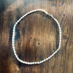 Collar de perlas de arroz de agua dulce, cierre de plata de ley, collar de cuentas ensartadas a mano, joyería minimalista